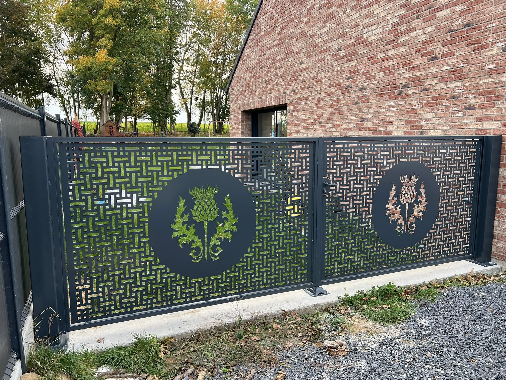 Portail thermo laqué avec découpe laser