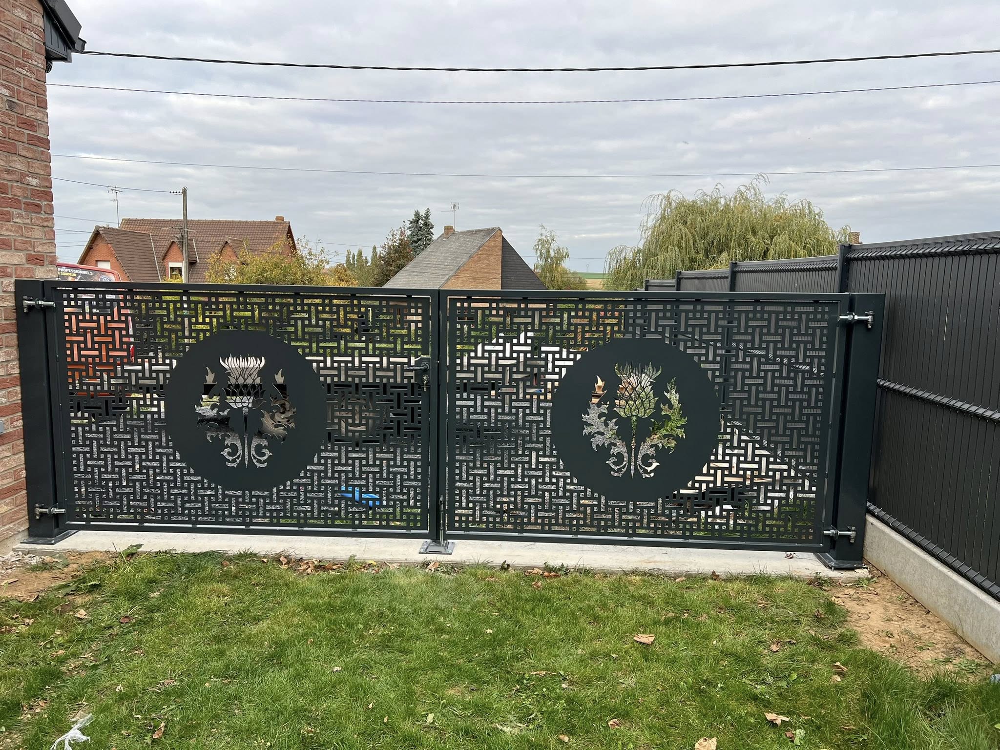 Portail thermo laqué avec découpe laser